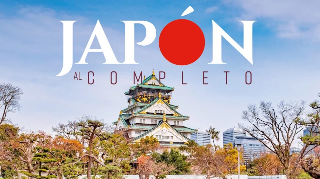 Templo y flores de cerezo en Japón