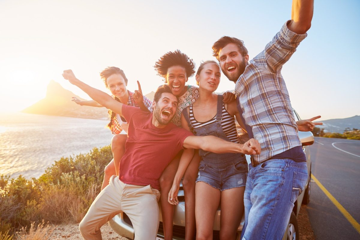 Viajeros jóvenes en grupo